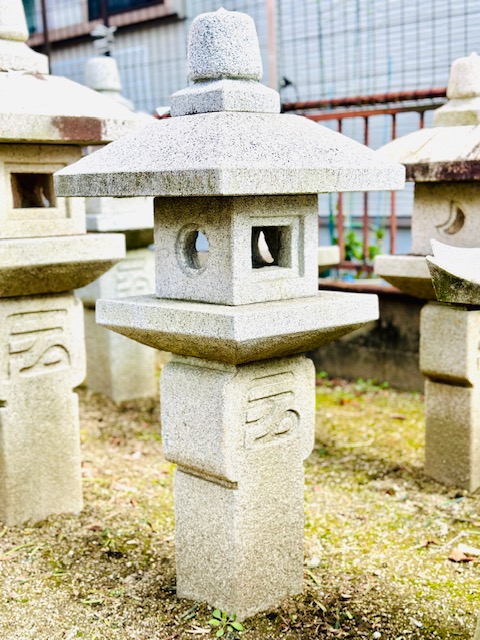 Stone Lantern'Ikekomi style1′ – GARDEN MATERIALS